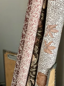 Arts & Crafts Tyger|Gardintyger Mönstrade<Jakobsdals Andromeda vit-rost tyg