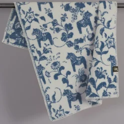 Babyfiltar|Ullplädar<Arvidssons textil Barnfilt Leksand blå 65x95cm med dalahästar och kurbits