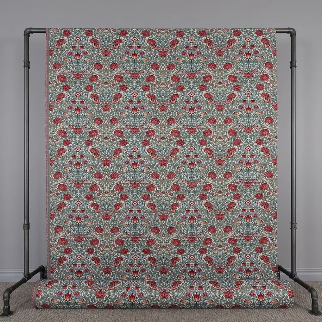 Mönstrade Möbeltyger<Nordisk Textil Birds and roses grön-röd Gobelängtyg