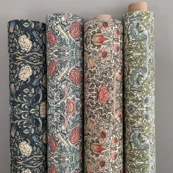 Arts & Crafts Tyger|Gardintyger Mönstrade< Birds and roses marin tyg