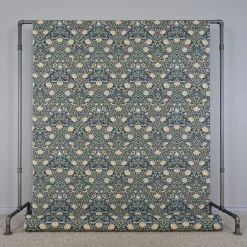 Arts & Crafts Tyger|Gardintyger Mönstrade< Birds and roses marin tyg