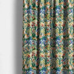 Gardintyger Mönstrade<Nordisk Textil Blomsterdröm tyg - En hyllning till vilda blommor i full blom