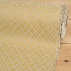 Rutiga Möbeltyger|Mönstrade Möbeltyger<Nordisk Textil Borgholm guld - rutigt möbeltyg i klassisk stil