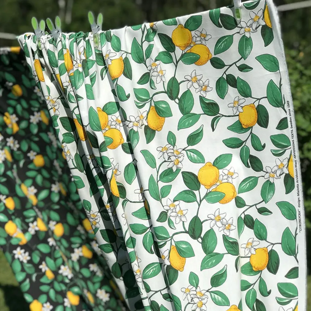Gardintyger Mönstrade|Arvidssons Textil<Arvidssons textil Citronlycka vit tyg med citroner
