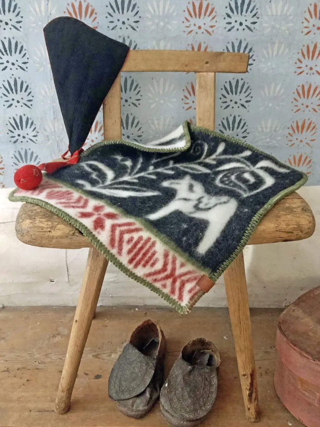 Sittunderlag<Kerstin Landström Design Dalarna svart sittunderlag 43x43cm - inspirerat av Dalarnas kulturarv