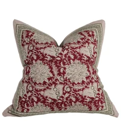 Julkuddar|Mönstrade Kuddfodral<Fondaco Dante röd kuddfodral 48x48cm - klassisk känsla och vacker bård
