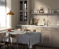 Bordsduk<Nordisk Textil Ester duvblå bordsduk med tidlöst bladmönster