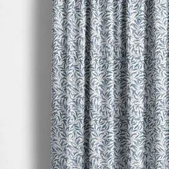 Arts & Crafts Tyger|Gardintyger Mönstrade<Nordisk Textil Ester duvblå tyg – klassiskt bladmönster i duvblått