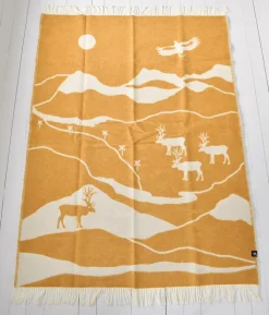 Ullplädar<Arvidssons textil Fjällvandring gul– Ullpläd med fjällinspirerat mönster