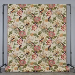 Blommiga Möbeltyger|Mönstrade Möbeltyger< Floral botanic bird möbeltyg - fyllt av blomster och färgsprakande fåglar