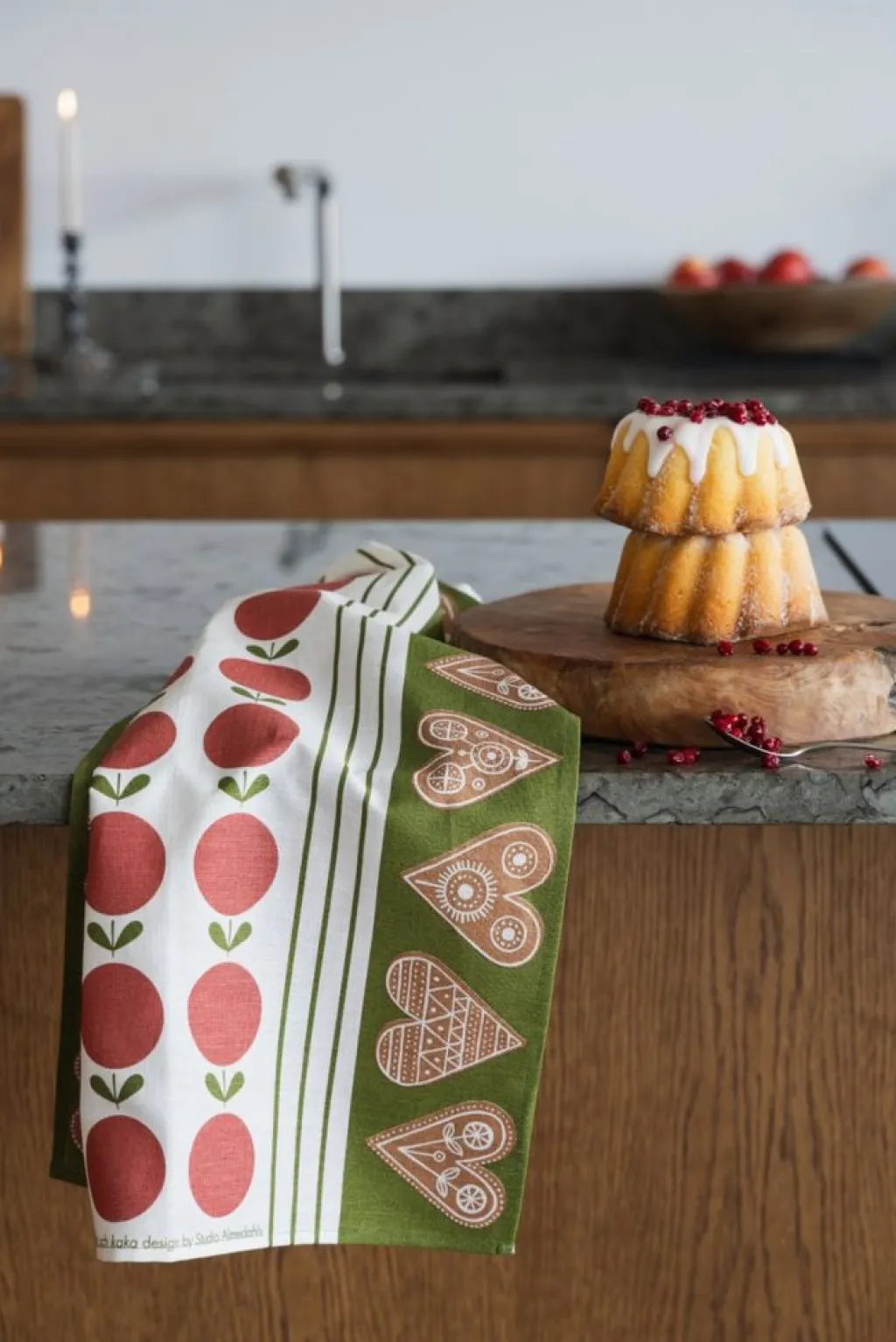 Kökshandduk|Jul I Köket<Almedahls Frukt och kaka kökshandduk – rödgrön jultextil i lin & bomull