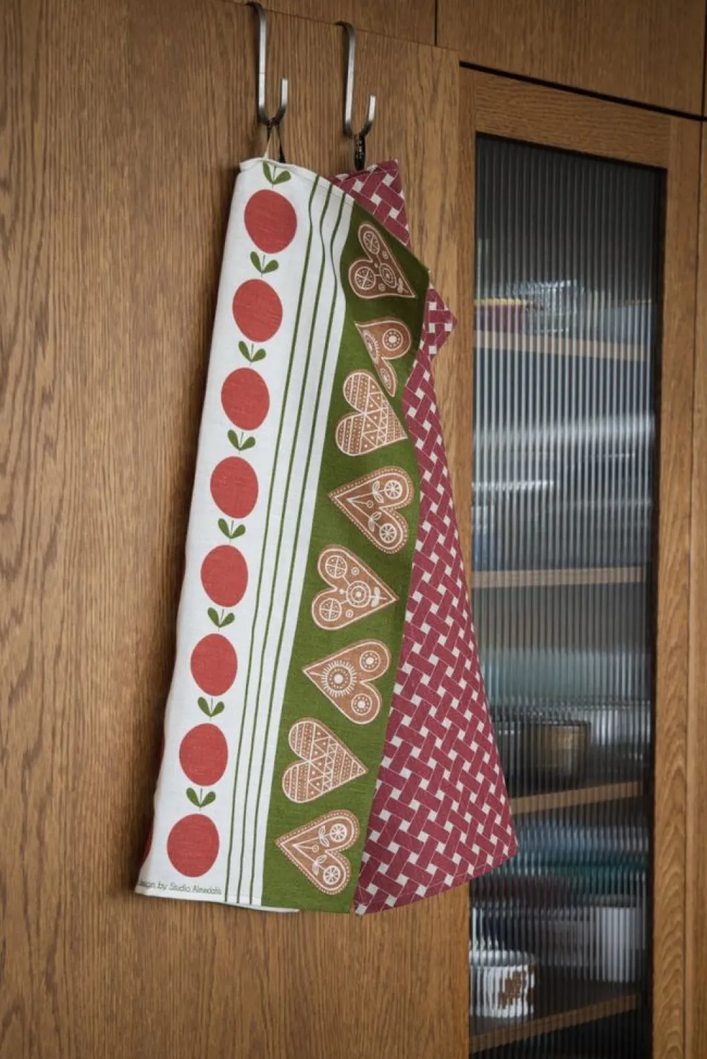 Kökshandduk|Jul I Köket<Almedahls Frukt och kaka kökshandduk – rödgrön jultextil i lin & bomull
