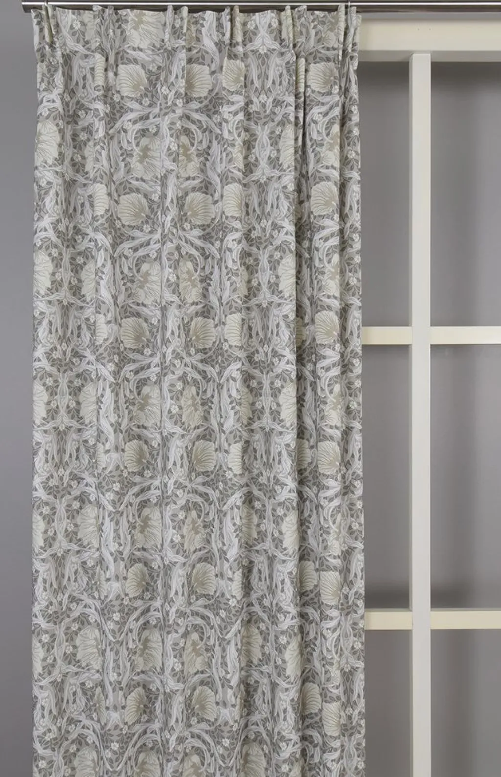 Gardiner Mönstrade<Nordisk Textil Grace beige gardiner - Klassisk blommig Arts and Crafts design