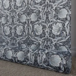Arts & Crafts Tyger|Mönstrade Möbeltyger<Nordisk Textil Grace blå gobeläng - Klassisk blommig Arts and Crafts design