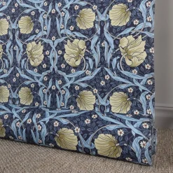 Arts & Crafts Tyger|Gardintyger Mönstrade<Nordisk Textil Grace blå tyg - Klassisk blommig Arts and Crafts design