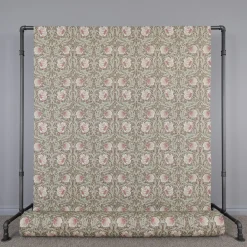 Arts & Crafts Tyger|Gardintyger Mönstrade<Nordisk Textil Grace brun tyg - Klassisk blommig Arts and Crafts design