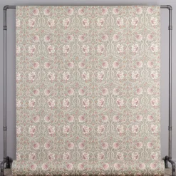Arts & Crafts Tyger|Gardintyger Mönstrade<Nordisk Textil Grace dimmgrön tyg - Klassisk blommig Arts and Crafts design