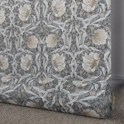 Arts & Crafts Tyger|Mönstrade Möbeltyger<Nordisk Textil Grace mullvad gobeläng - Klassisk blommig Arts and Crafts design