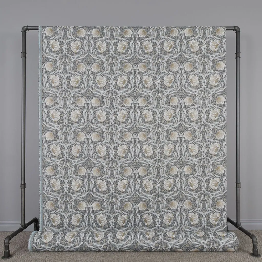 Arts & Crafts Tyger|Mönstrade Möbeltyger<Nordisk Textil Grace mullvad gobeläng - Klassisk blommig Arts and Crafts design