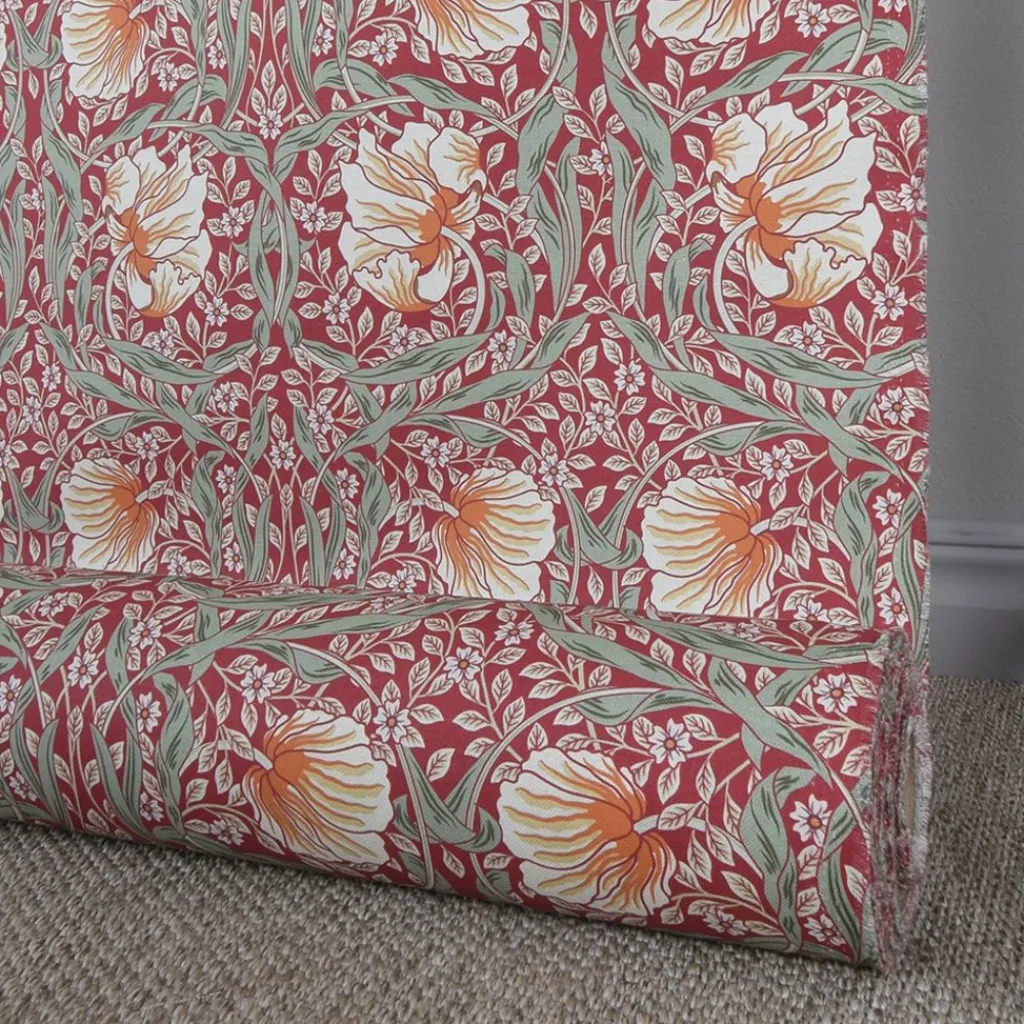 Arts & Crafts Tyger|Gardintyger Mönstrade<Nordisk Textil Grace röd tyg - Klassisk blommig Arts and Crafts design