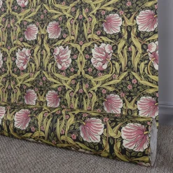 Arts & Crafts Tyger|Gardintyger Mönstrade< Grace rosa/grön tyg - Klassisk blommig Arts and Crafts design