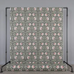 Arts & Crafts Tyger|Gardintyger Mönstrade< Grace svart tyg - Klassisk blommig Arts and Crafts design