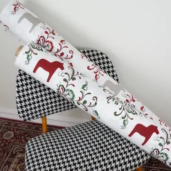 Gardintyger Mönstrade|Rea Gardintyger<Arvidssons textil Kurbits beige-röd tyg med dalahästar