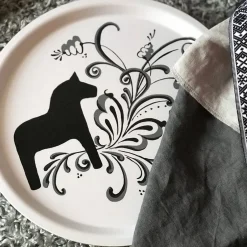 Brickor<Arvidssons textil Kurbits rund bricka vit-svart med dalahästar