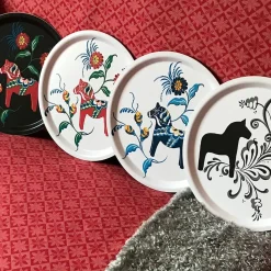 Brickor<Arvidssons textil Kurbits rund bricka vit-svart med dalahästar