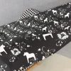 Gardintyger Mönstrade|Arvidssons Textil<Arvidssons textil Kurbits svart-grå tyg med dalahästar