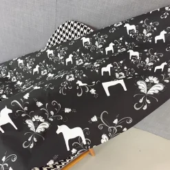 Gardintyger Mönstrade|Arvidssons Textil<Arvidssons textil Kurbits svart-grå tyg med dalahästar