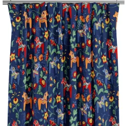 Gardiner Mönstrade<Arvidssons textil Leksand blå gardiner med traditionellt dalahästtryck