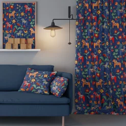 Gardiner Mönstrade<Arvidssons textil Leksand blå gardiner med traditionellt dalahästtryck