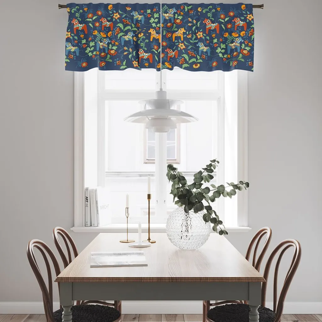Gardinkappor Mönstrade<Arvidssons textil Leksand bård blå gardinkappa metervara med traditionellt dalahästtryck