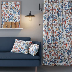 Gardiner Mönstrade<Arvidssons textil Leksand dalablå gardiner med traditionellt dalahästtryck