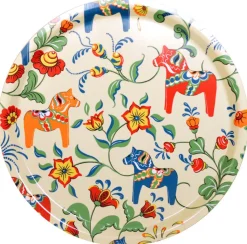 Brickor<Arvidssons textil Leksand natur bricka rund med traditionellt dalahästmönster