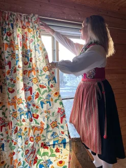 Gardiner Mönstrade<Arvidssons textil Leksand natur gardiner med traditionellt dalahästtryck