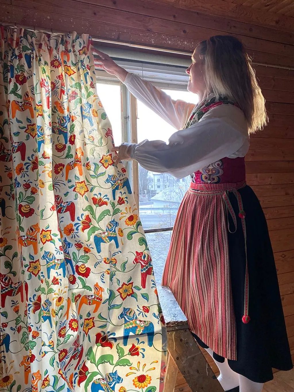 Gardiner Mönstrade<Arvidssons textil Leksand natur gardiner med traditionellt dalahästtryck