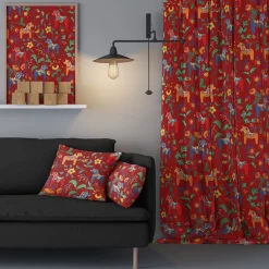 Gardiner Mönstrade|Julgardiner<Arvidssons textil Leksand röd gardiner med traditionellt dalahästtryck