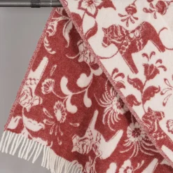 Ullplädar<Arvidssons textil Leksand röd ullpläd 130x170cm – dalahästar i 100% ull