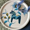 Brickor<Arvidssons textil Leksand rund bricka vit-blå med traditionellt dalahästmönster