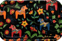Brickor|Jul I Köket<Arvidssons textil Leksand svart bricka med traditionellt dalahästmönster