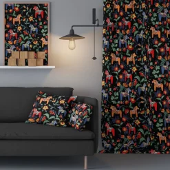 Gardintyger Mönstrade|Arvidssons Textil<Arvidssons textil Leksand svart tyg med traditionellt dalahästtryck