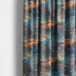 Gardintyger Mönstrade|Arvidssons Textil<Arvidssons textil Älgrike brun/orange - tyg med älgar och Skog i höstiga färger