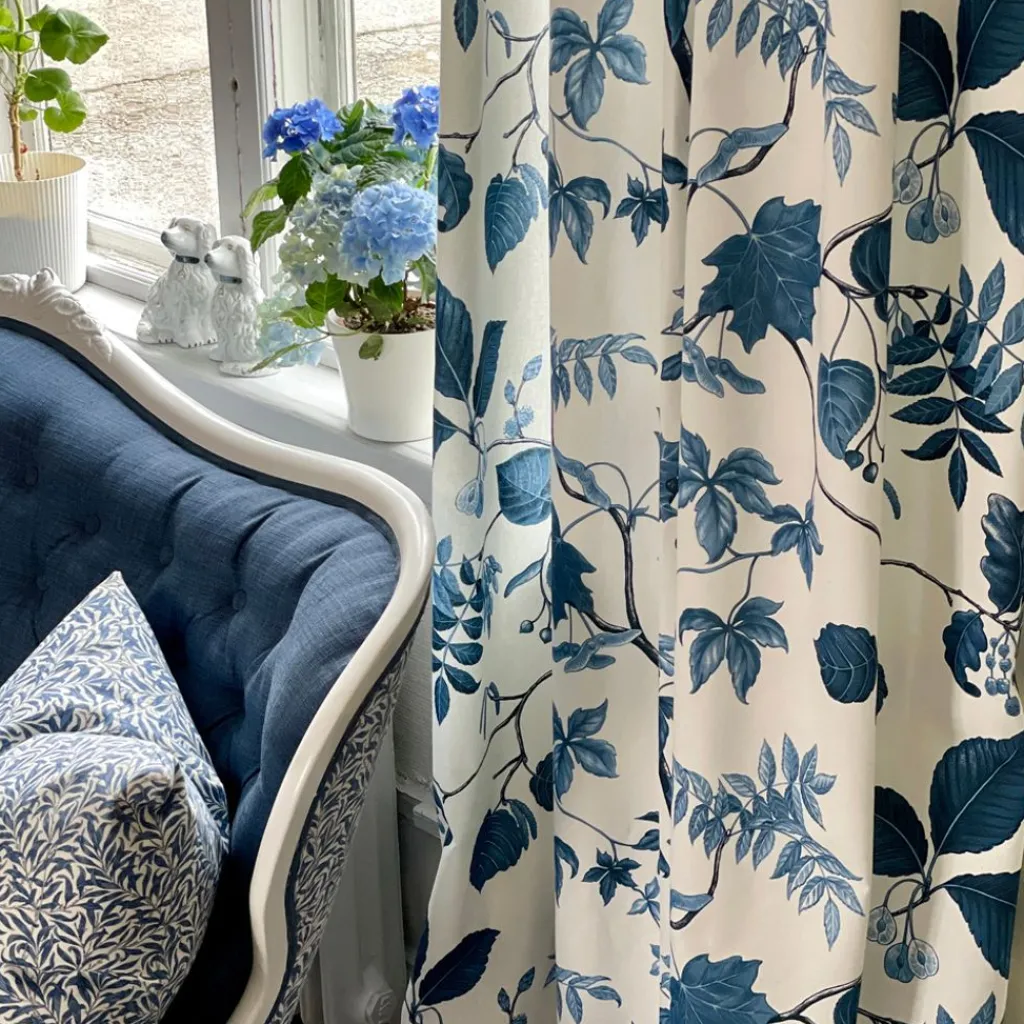 Gardiner Mönstrade<Arvidssons textil Liv blå gardiner