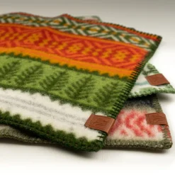 Sittunderlag<Kerstin Landström Design Mora sittunderlag 43x43cm -Ta med dig värmen vart du än går