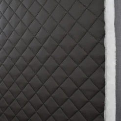 Mönstrade Fuskskinn< Niva XL svart fuskskinn - vadderat svart fuskskinn med stor diagonalquiltning