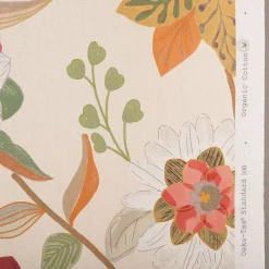 Gardintyger Mönstrade< Paths tyg - ett tyg med blomster i varm färgskala