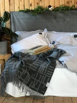 Ullplädar<Almedahls Pickepin grå ullpläd -