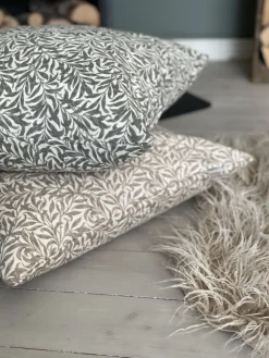 Mönstrade Kuddfodral< Ramas beige kuddfodral med kvistar och blad